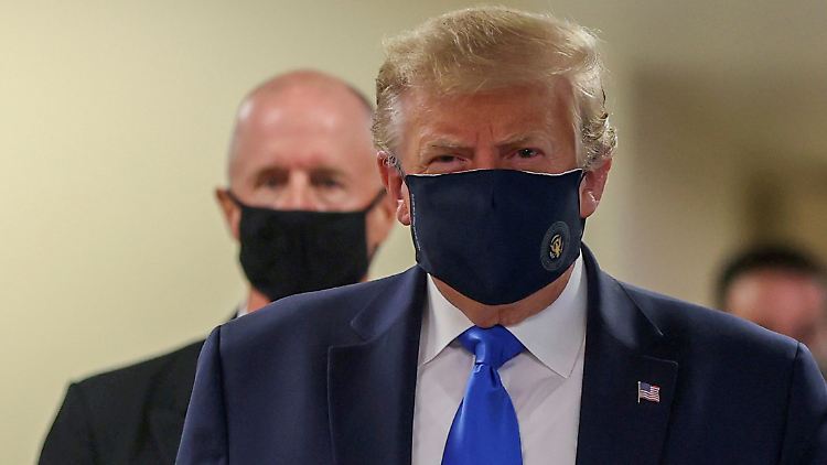 Donald Trump glaubt, die Infos über Covid-19 seien alles nur Lügen - trägt aber trotzdem seit Neustem eine Maske.
