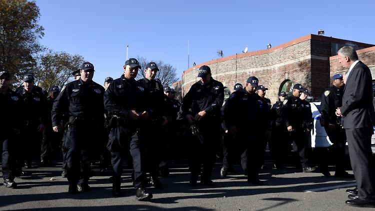 Bürgermeister de Blasio und Beamte des New York City Police Departments.