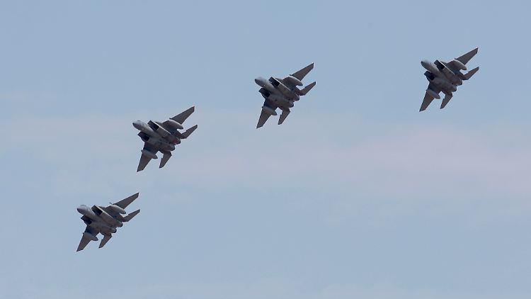 F-15-Kampfjets während einer Flugshow.