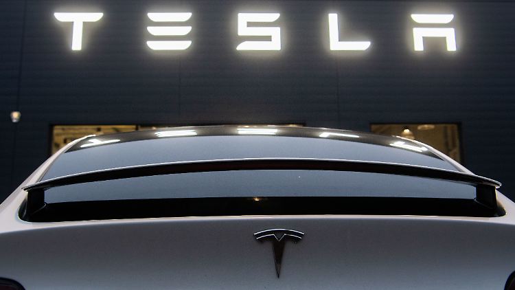 Dass Tesla sein Fahrerassistenzsystem "Autopilot" nennt, steht immer wieder in der Kritik: So monierte die US-Unfallermittlungsbehörde NTSB, dass die Fahrer sich zu leicht auf das System verlassen könnten.