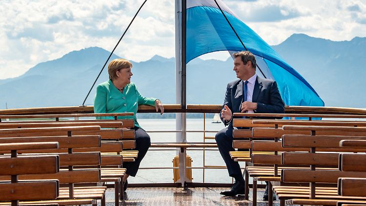 Merkel und Söder schippern zum Schloss Herrenchiemsee.