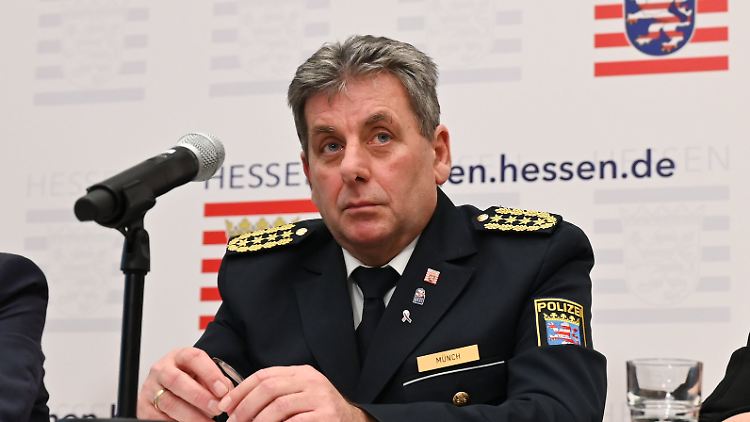 Hessens Innenminister Peter Beuth (l.) nahm Münchs Bitte um Versetzung in den einstweiligen Ruhestand an.