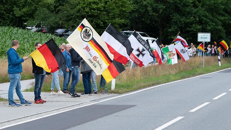 An der Bundesstraße 96 demonstrieren auch viele Rechtsextreme und Verfassungsfeinde.