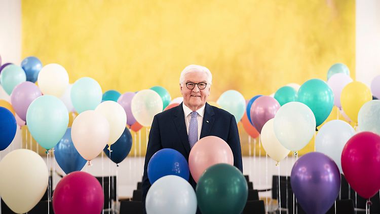 Party-Ersatz mit Luftballons: Ein strahlender Bundespräsident wendet sich an die Schulabsolventinnen und Schulabsolventen des "Corona-Jahrgangs".