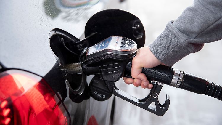 Tageszeit und Wochentag sind laut ADAC entscheidend, wenn man beim Tanken Geld sparen will.
