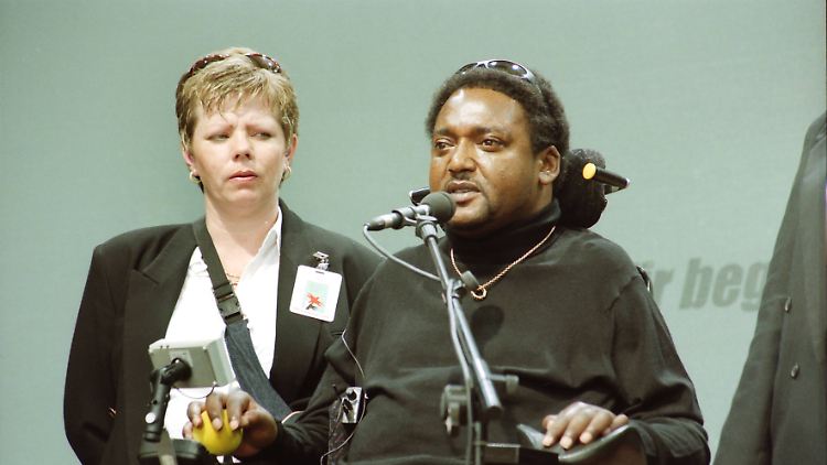 Noel Martin kehrte 2001 noch einmal nach Mahlow, zum Ort des Anschlags, zurück.