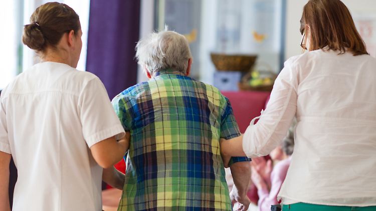 Unter aktuellen Bedingungen sei eine würdevolle Pflege kaum möglich, kritisiert die Petition.