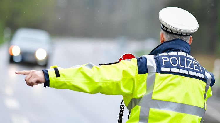 Kontrollen an den Landkreis-Grenzen? Mehrere Länderchefs haben Zweifel an der Umsetzbarkeit einer Ausreisesperre aus Regionen mit akutem Corona-Ausbruch.