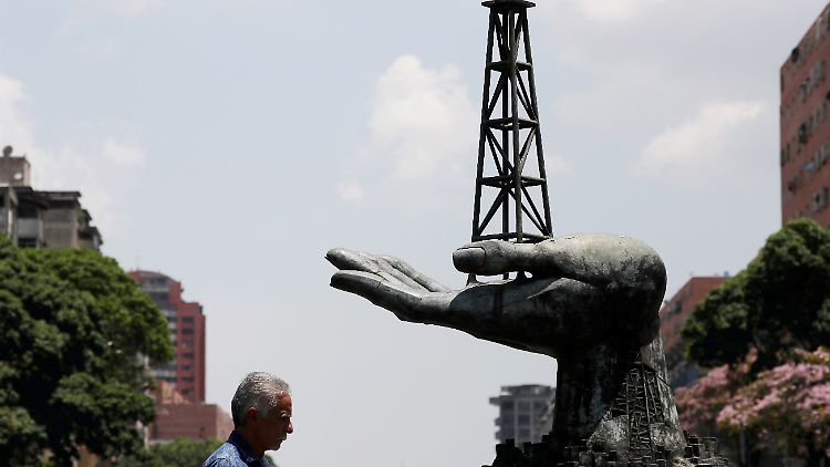 Venezuelas Ölkonzern PDVSA - hier eine Skulptur vor der Zentrale in Caracas - fördert nur noch einen Bruchteil von früher.
