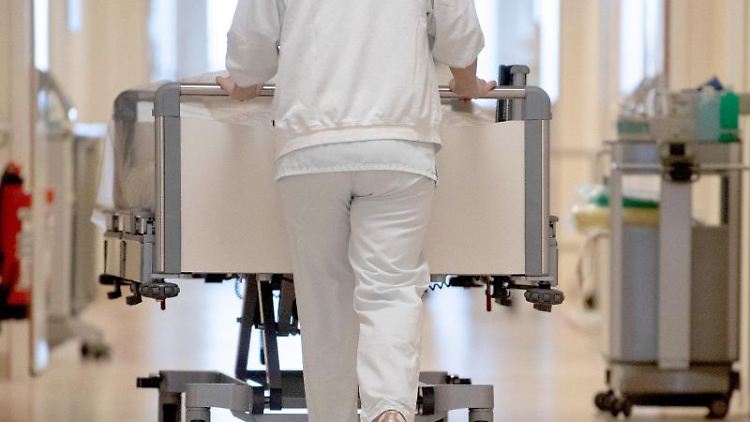 Der Bonus wird voraussichtlich nur bis zu 100.000 von insgesamt 440.000 Pflegekräften im Krankenhaus zugutekommen.