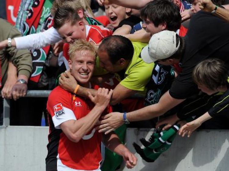 Mike Hanke nimmt Abschied von den 96-Fans.