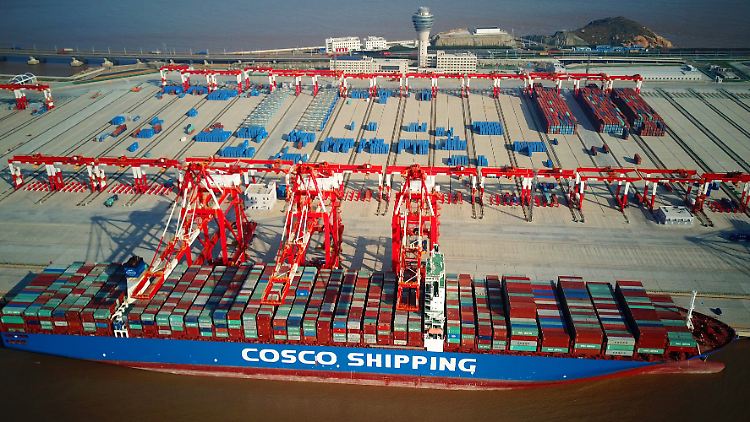 Der Tiefwasserhafen Yangshan bei Shanghai gewinnt seit seiner Eröffnung im Jahr 2005 immer mehr an Bedeutung als Umschlagpunkt für Exporte und Importe der weltgrößten Handelsnation.