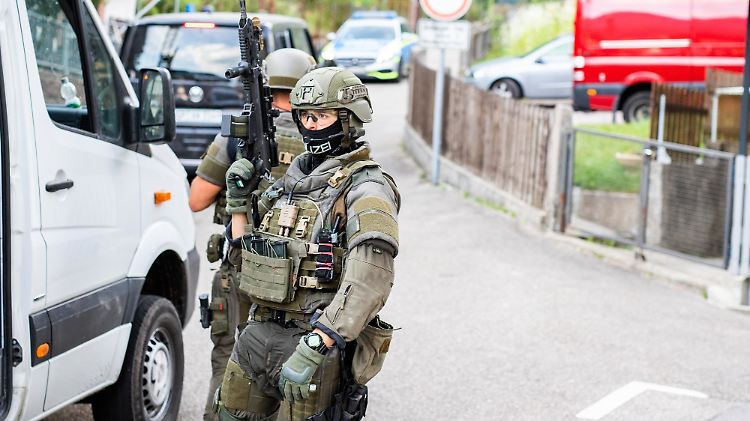 Die Polizei ist auch weiter mit Spezialkommandos im Einsatz.