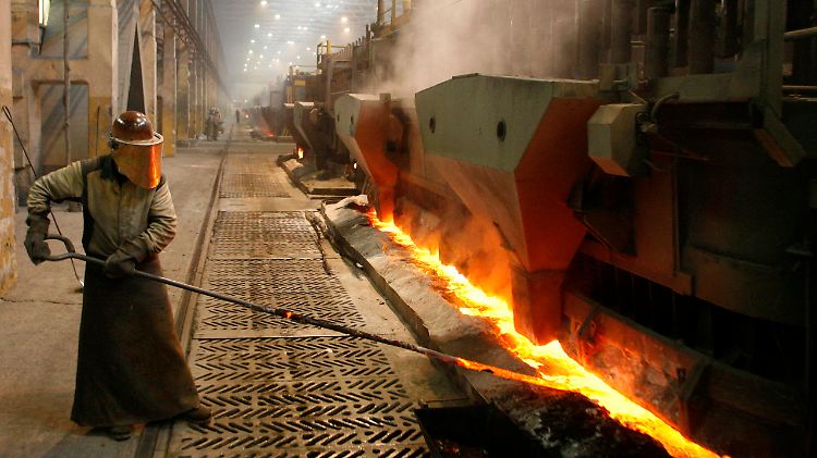 Heiß wie die Hölle: Blick in die Aluschmelze im Rusal-Werk Krasnojarsk.