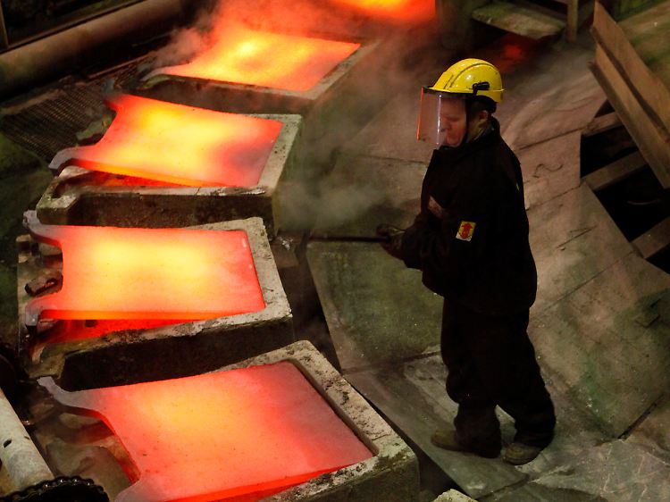 Erze aus der Arktis: Ein Arbeiter überwacht die Produktion in der Kupferhütte von Norilsk Nickel in der nordsibirischen Stadt Norilsk.