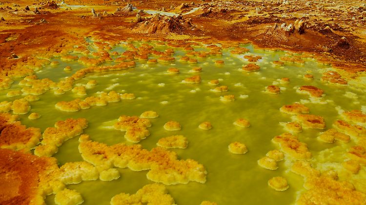 Ein bunter Schwefel-Salz-Tümpel in Dallol. 