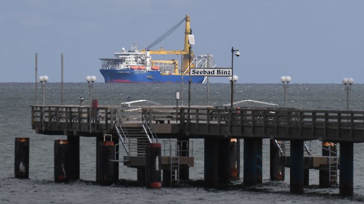 Das russische Verlegeschiff "Akademik Tscherski" liegt vor der Seebrücke des Ostseebades Binz (Bild vom 12. Mai 2020).