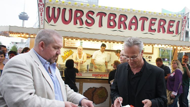 Ihre Fälle lösen Freddy Schenk (Dietmar Bär) und Max Ballauf (Klaus Behrendt, v.l.) gern bei Currywurst und Pommes.