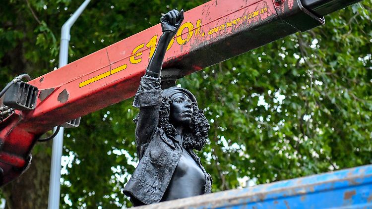 Die Statue zeigt die Anti-Rassismus-Aktivistin Jen Reid, die bei der Enthüllung selbst anwesend war.