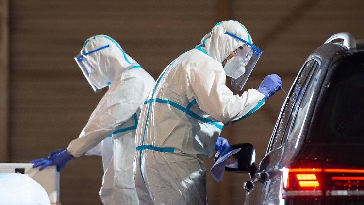 Nach dem Corona-Ausbruch bei Tönnies ließen sich viele Menschen im Kreis Gütersloh testen, etwa am Flughafen der Stadt.