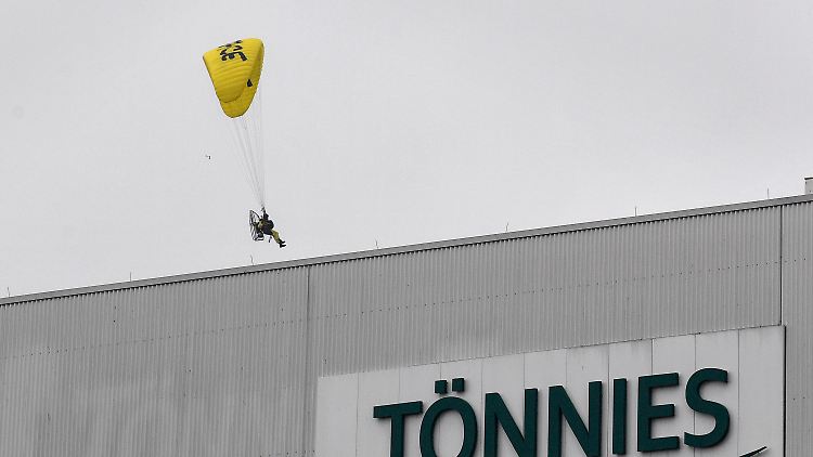 Mit Gleitschirmen und Bannern protestiert Greenpeace bei Tönnies gegen das "Schweinesystem".