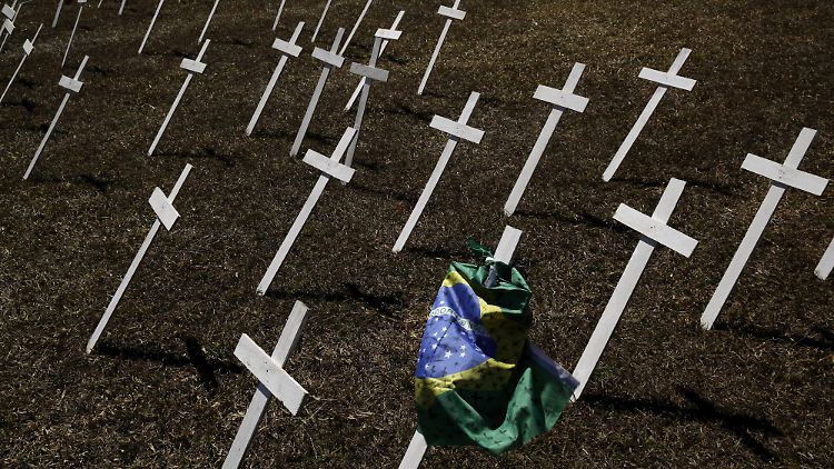 Für die dramatische Entwicklung machen die Experten teilweise eine brasilianische Variante des Coronavirus mit der Bezeichnung P1 verantwortlich.