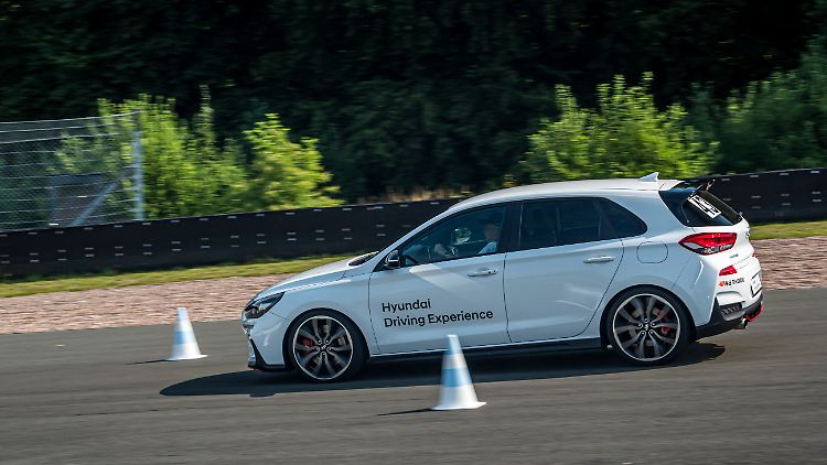 Bei der Hyundai Driving Experience geht es nicht um schnödes Rasen um den Kurs. Hier sollen auch Fahrtechniken verbessert werden.