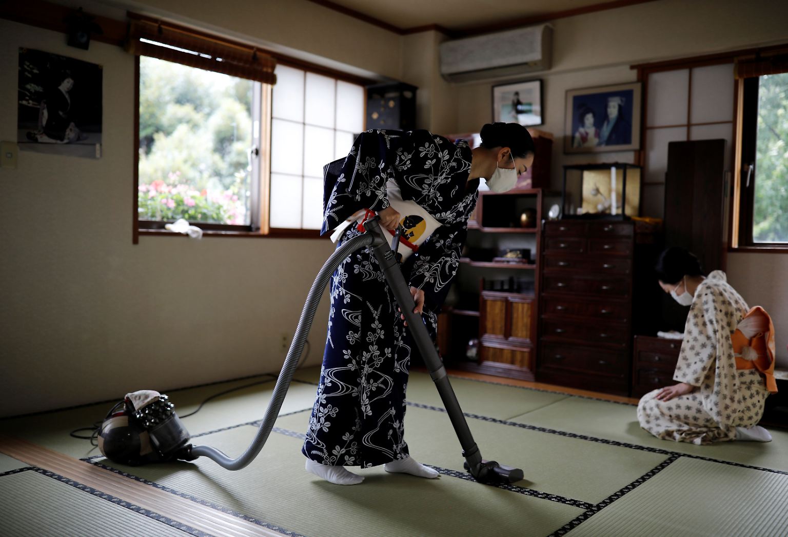 Koiku lebt in einer Wohnung in Tokio. Sie liebt es, Manga-Comics zu lesen und mit ihren Katzen zu spielen.