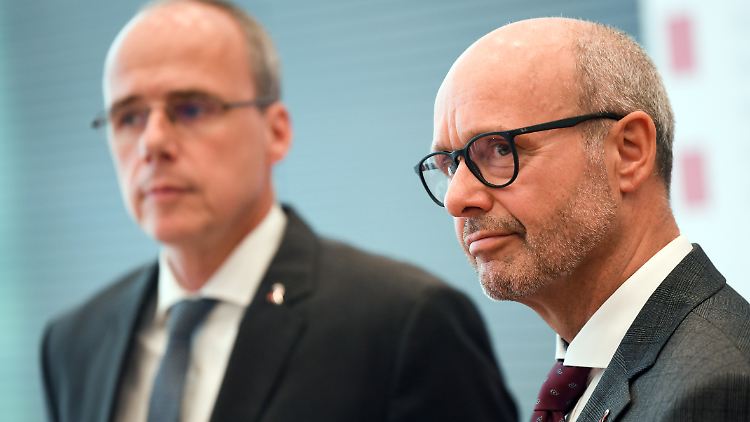 Roland Ullmann stehe für "integre Arbeit der hessischen Polizei", sagte Innenminister Peter Beuth (l.).