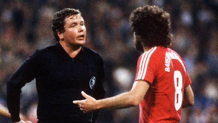 "Schau mal in den Spiegel, Breitner, dann weißt du Bescheid." Schiedsrichter AHlenfelder wusste sich verbal zu helfen.