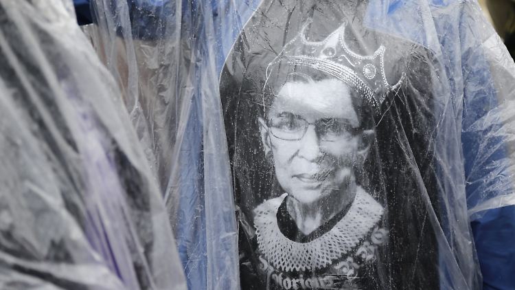 Ruth Bader Ginsburg wird so verehrt, dass manche T-Shirts mit ihrem Antlitz darauf tragen. 