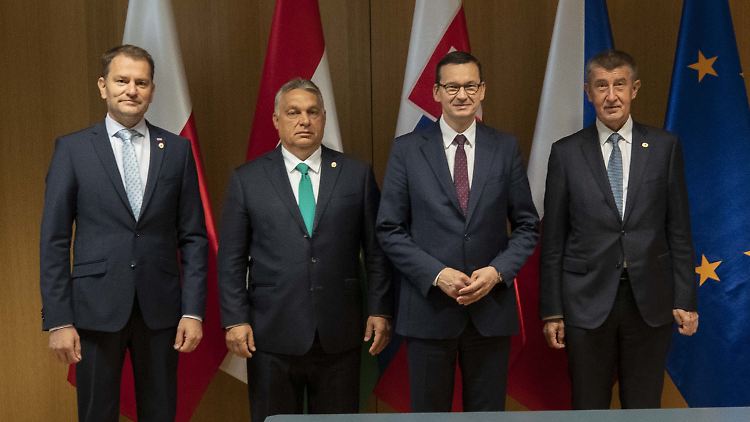 Klinisch rein: Die Chefs der Visegrad-Staaten brauchen keine Hygieneregeln.