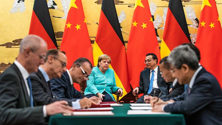 Fürsprecher bis hoch ins Kanzleramt: Angela Merkel mit Vertretern beider Länder bei ihrer China-Reise im September 2019.