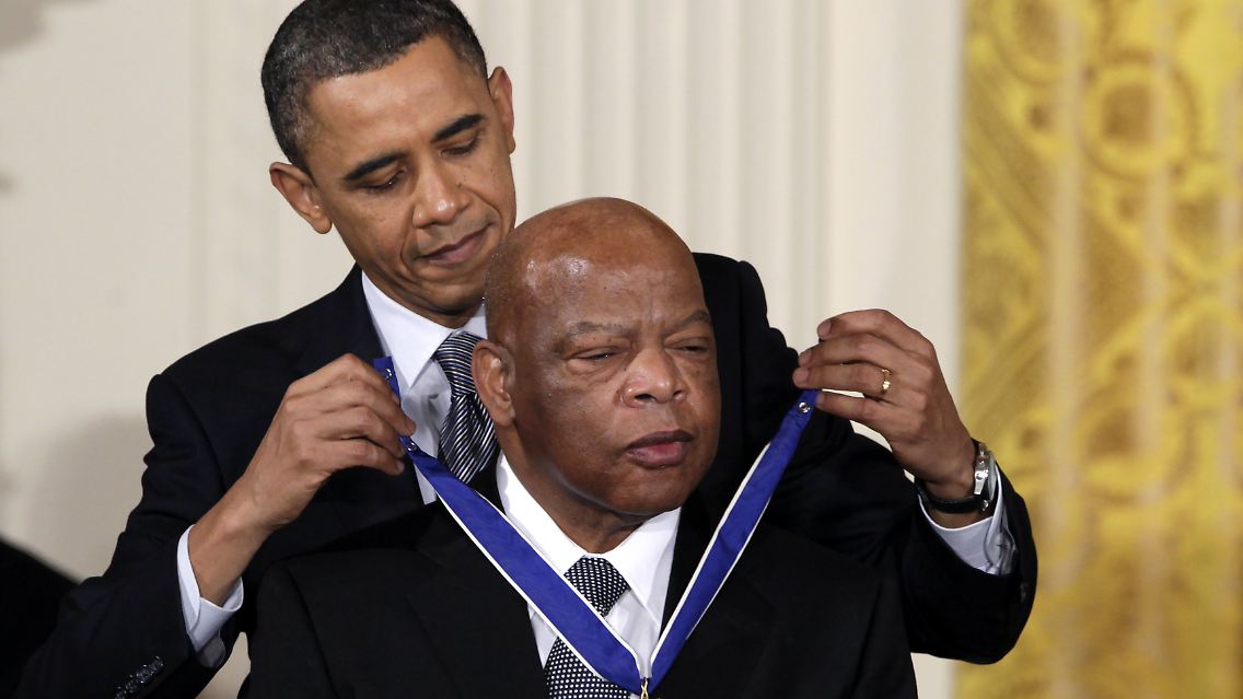 Noch vor neun Jahren wurde John Lewis von Barack Obama für sein Engagement ausgezeichnet.