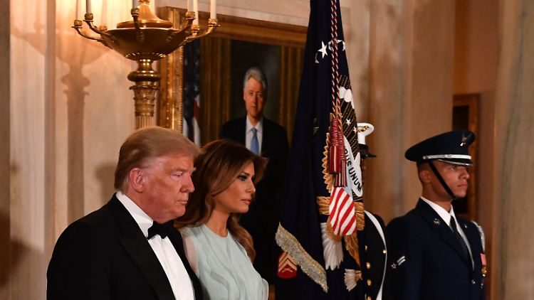 Es war einmal: Das Porträt von Ex-US-Präsident Bill Clinton (Hintergrund) soll jetzt in einer Art Abstellkammer hängen.