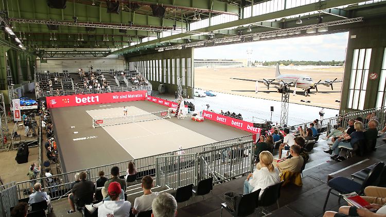 Das Showturnier findet im Hangar 6 des ehemaligen Flughafens Tempelhof statt.