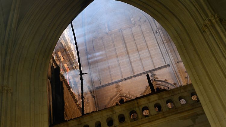 Am Samstagmorgen brach das Feuer in der Kathedrale von Nantes aus - Ermittler vermuten Brandstiftung als Ursache.