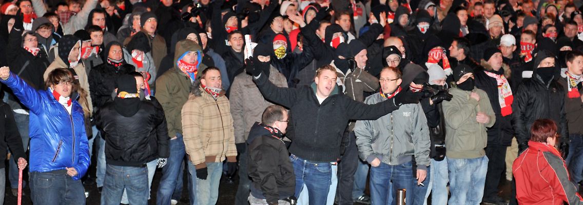 "Vorstand raus, Vorstand raus": Die Fans sind nicht amüsiert.