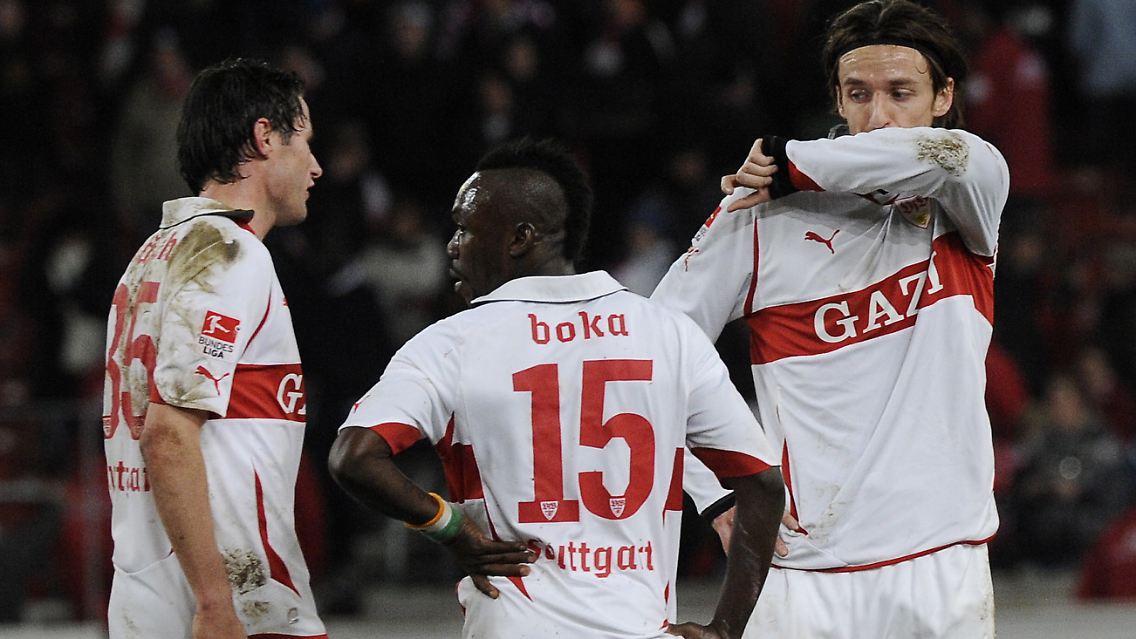 Ratlos nach Spielschluss: Stuttgarts Christian Gentner, rechts, Christian Traesch und Arthur Boka in der Mitte.
