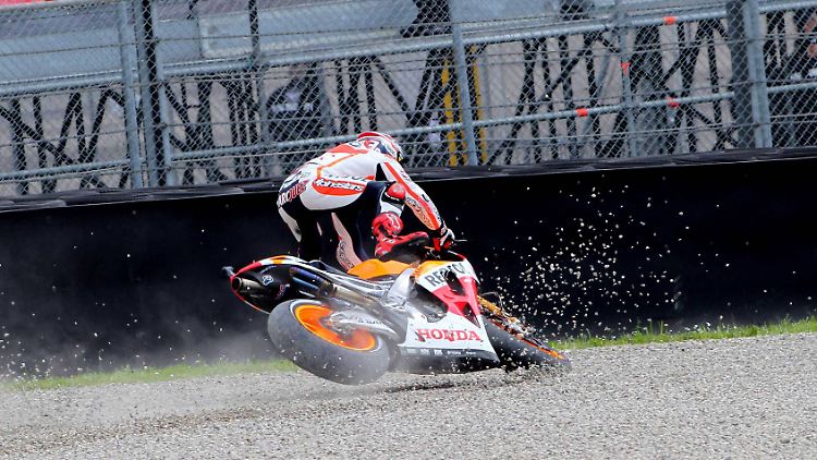 Marquez fliegt von seinem Bike.
