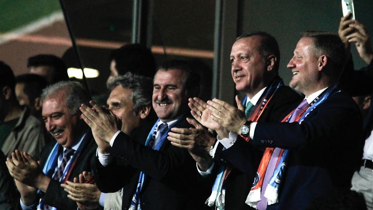 Der türkische Präsident Erdogan ist bei Basaksehir-Spielen gern vor Ort.