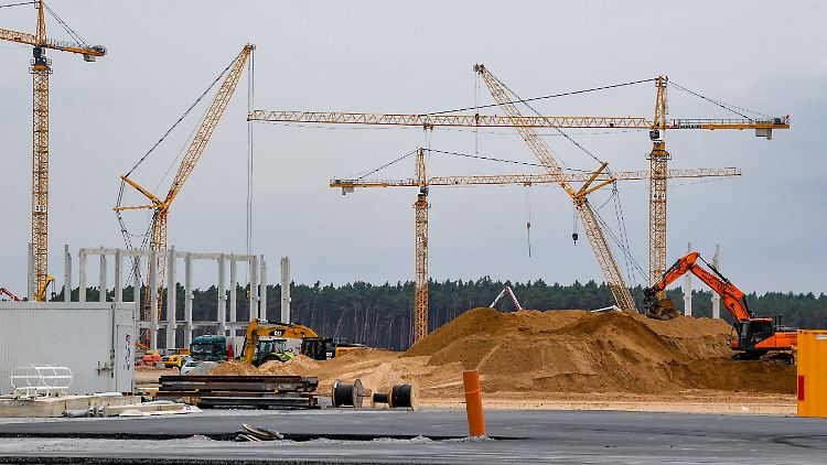 Beim Bau der Gigafactory setzt Tesla in einigen Bereichen "Fertigteilrammpfähle" ein.