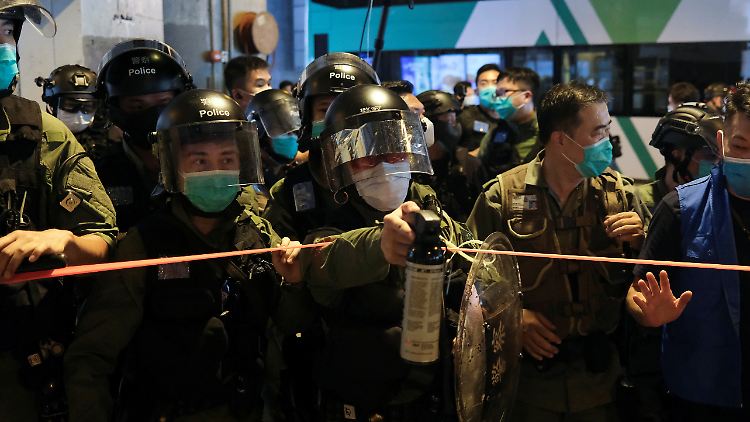 Polizisten gehen mit Pfefferspray gegen Hongkonger Demonstranten vor.