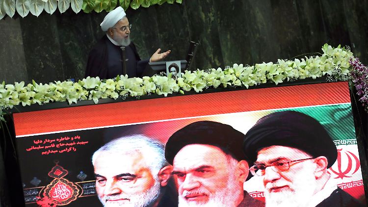 Für die iranische Führung ist Ghassem Soleimani (unten links) ein Märtyrer.