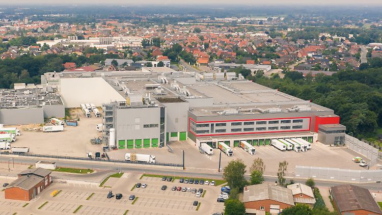 Hähnchen-Verarbeitung im industriellen Maßstab: Mehr als 1000 Menschen arbeiten in diesem Schlachtbetrieb in Lohne. 