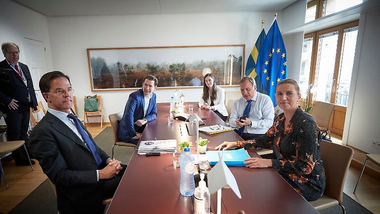Die "Sparsamen Vier" mit dem neuen Verbündeten Finnland.  Rutte und Kurz sitzen mit ihren Kollegen Frederiksen, Löfven und Marin aus Dänemark, Schweden und Finnland beisammen.