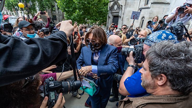 Journalisten belagern Johnny Depp: Das Medieninteresse an dem Prozess ist riesig.