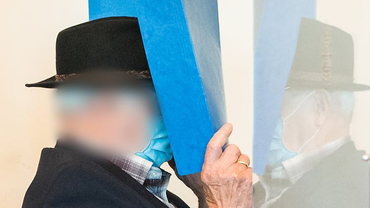 Der Anwalt des Angeklagten bezweifelt, dass sein Mandant damals von Möglichkeiten einer Rückversetzung zur Wehrmacht gewusst hat.