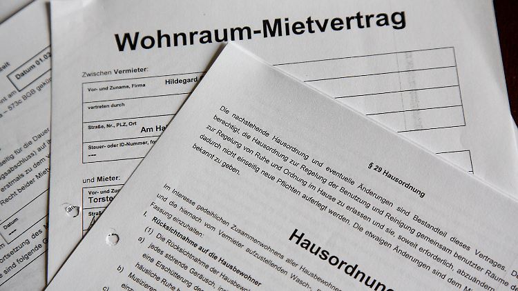 Hat der Mieter die Hausordnung getrennt vom Mietvertrag erhalten oder gibt es nur eine im Treppenflur ausgehängte Hausordnung, begründet das keine eigenständigen Verpflichtungen für den Mieter.