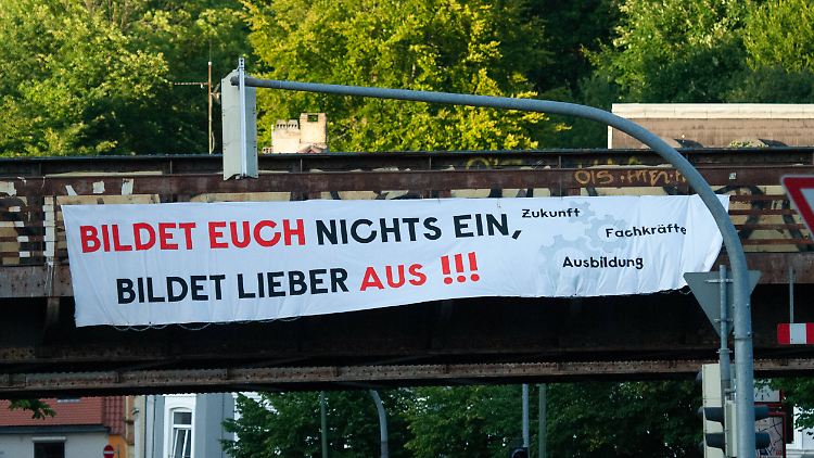 Ein Banner in Flensburg weist darauf hin: Die Lage auf dem Ausbildungsmarkt war schon vor Corona schwierig.